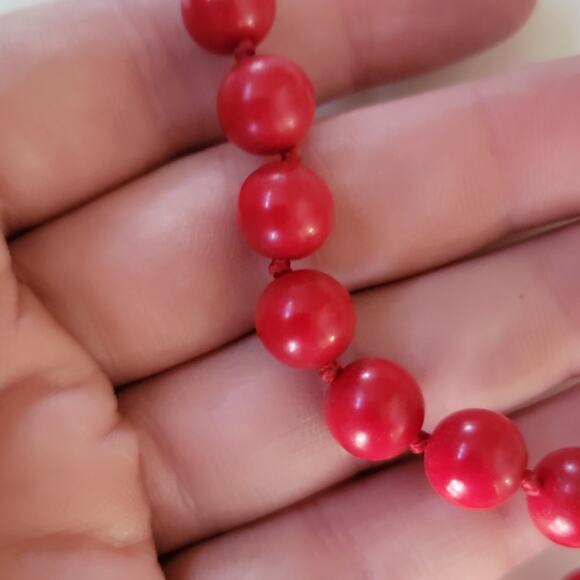 Vintage Red Bead Necklace with Round Beads and Gold Clasp Bold Retro Statement - Picture 6 of 10